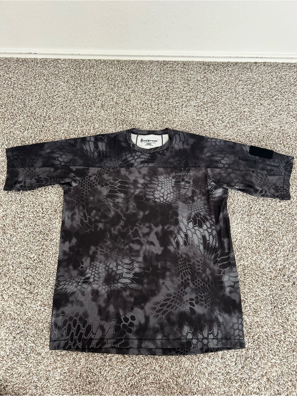 Kryptek Mens Valhalla Camo Performance Short Sleeve Pocket T-Shirt Black Grey XL